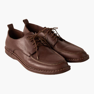 Braune Sommer-Businessschuhe aus Leder mit Schnürsenkeln.