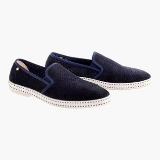 Sommer-Slipper in Marineblau, lässig und bequem, auf einer neutralen Unterlage.