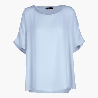 Himmelblaue T-Shirt-Bluse mit lockerer Passform und kurzen Ärmeln auf einem neutralen Hintergrund.