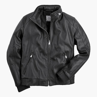 Schwarze Hirschlederjacke mit Stehkragen und seitlichen Reißverschlusstaschen.