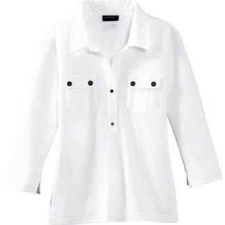 Weiße Bluse mit Knopfleiste und Brusttaschen auf weißem Hintergrund.