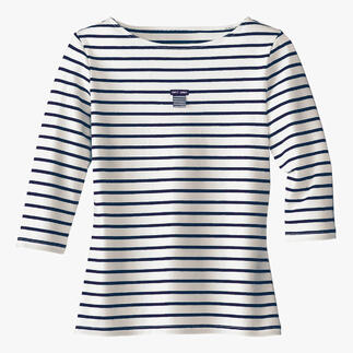 Weißes Breton-Shirt mit blauen Streifen und kleinem Logo auf Brusthöhe.