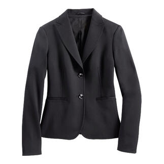 Schwarzer Blazer aus strukturiertem Stoff.