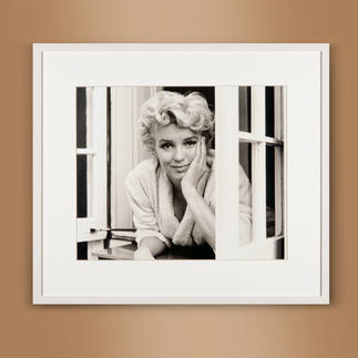 Sam Shaw – Marilyn im Fenster I 2012 Das Lieblingsfoto des berühmten Fotografen Sam Shaw. „Marilyn im Fenster I“ 2012: Erstmalig als Edition auf hochwertigem Baryt. 40 Exemplare. Maße: gerahmt 72 x 63 cm