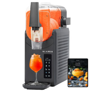 Slusheis-Bereiter mit orangefarbener Flüssigkeit und Cocktailglas.