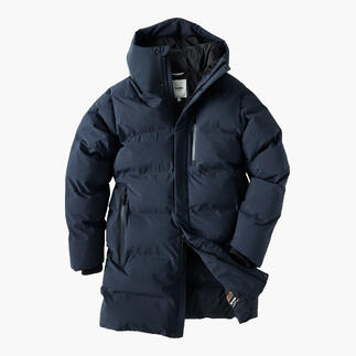 Dunkelblauer Puffer-Parka auf mannlichem Model im Freien