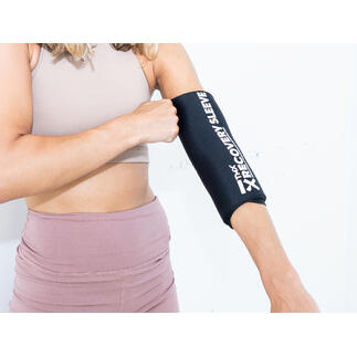 Frau trägt Kälte-/Wärme-Bandage am Arm