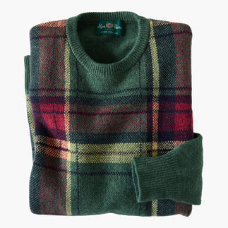 Grüner Tartan-Pullover mit rot-gelbem Muster, gefaltet.