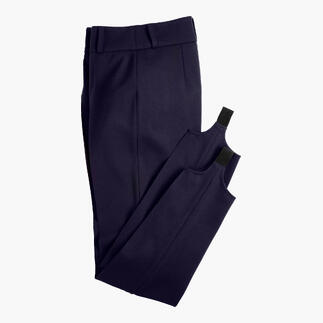 Die perfekte Stiefelhose in Navy mit Hosenträgern