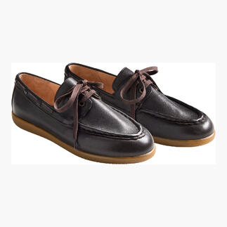 Brauner Bootsschuh aus Leder mit Schnürsenkeln in Größe 36.