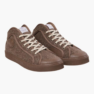 Taupe Filz Sneaker mit weißen Schnürsenkeln.