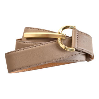 Beige Leder-Gürtel mit goldener Schnalle.