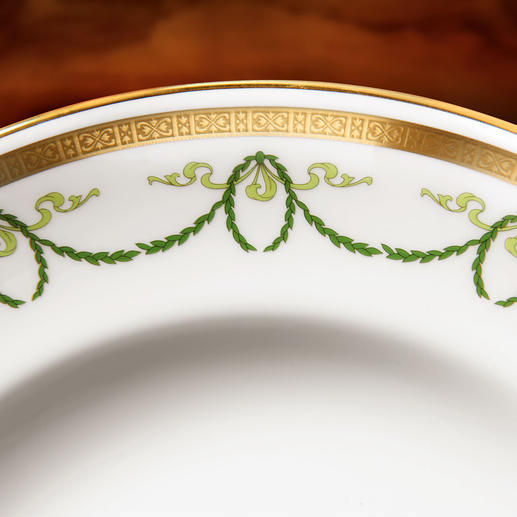 Für den glatten schmalen Goldrand und die zart ziselierte Schmuckbordüre wurde von Hand kostbares 22-karätiges Gold aufgelegt. Für den glatten schmalen Goldrand und die zart ziselierte Schmuckbordüre wurde von Hand kostbares 22-karätiges Gold aufgelegt.