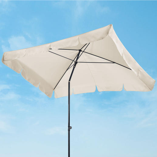 In Schrägstellung gebracht, schützt das Schirmdach Sie vor tief stehender Sonne und seitlichem Regen (und neugierigen Blicken).