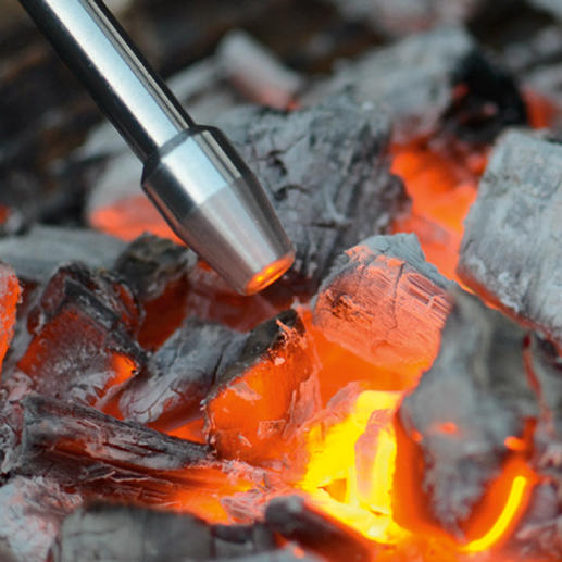 Sauber und schnell: Mit dem Bouf­fadou entfachen Sie mü­de Feuer gezielter als z. B. mit einem Blase­balg.
