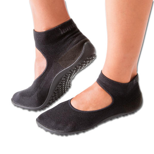 Ein Gummizug am Schaftrand und das elastische Fesselband sorgen für Halt und verhindern, dass Sie ungewollt aus Ihren Ballerinas schlüpfen. Ein Gummizug am Schaftrand und das elastische Fesselband sorgen für Halt und verhindern, dass Sie ungewollt aus Ihren Ballerinas schlüpfen.