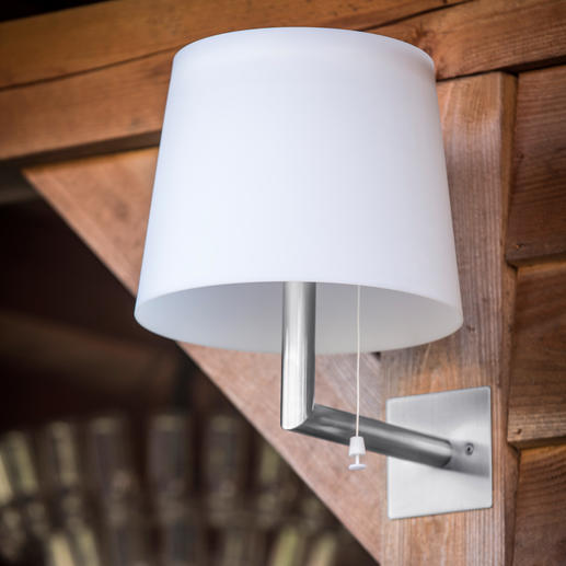 Per Fernbedieenung lässt sich das warmweiße LED-Licht in zwei Stufen dimmen. Per Fernbedieenung lässt sich das warmweiße LED-Licht in zwei Stufen dimmen.