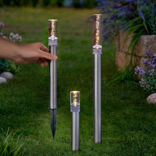 Set von Solar LED Leuchtstäben im Garten.