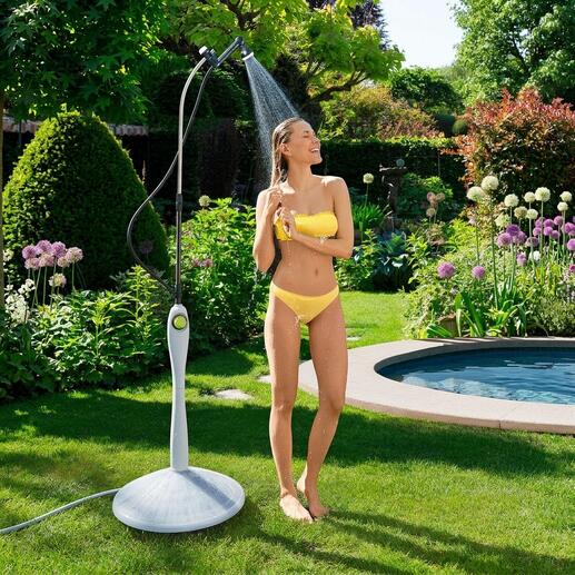 Frau in einem gelben Bikini duscht unter der Sunny Premium Solardusche im Garten.