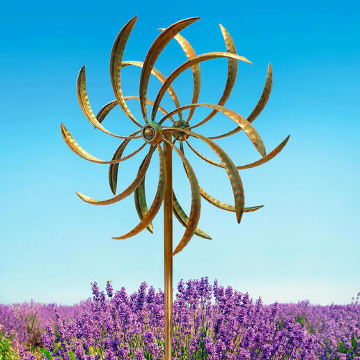 Windspiel Duett, goldenes Design vor lila Lavendelfeld