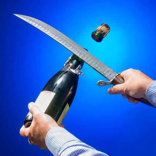 Ein gekonnter Hieb – schon fliegt der Korken samt Flaschenhals heraus. Und der Champagner kann strömen … Ein gekonnter Hieb – schon fliegt der Korken samt Flaschenhals heraus. Und der Champagner kann strömen …