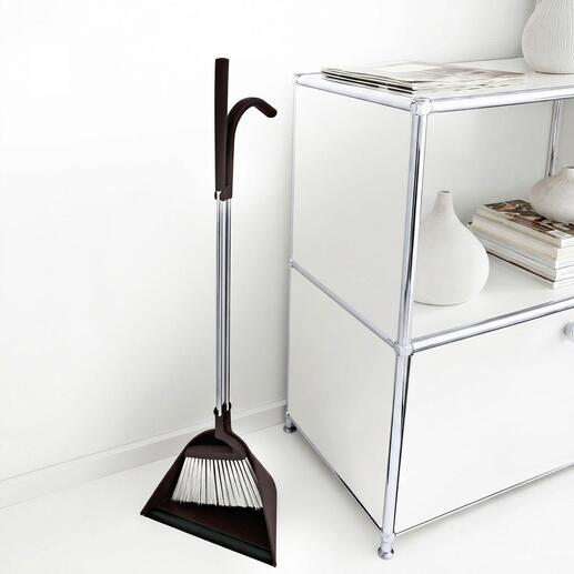 TIDY Kehrset steht in einer Ecke neben einem weißen Möbelstück.