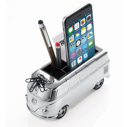 Organizer in Form eines VW Bulli mit Smartphone und Stiften.