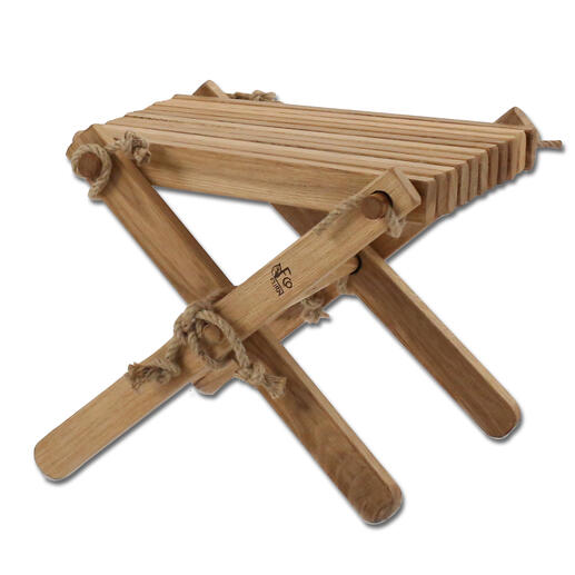 Skandinavischer Design-Hocker/-tisch auf weißem Hintergrund.