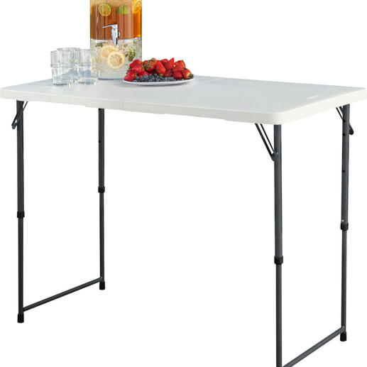 Ein höhenverstellbarer Falttisch mit Getränken und Snacks auf einer Terasse.