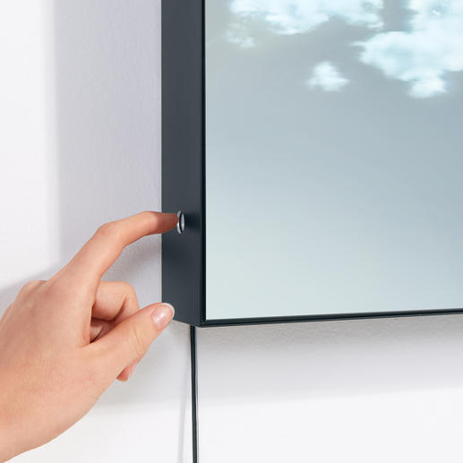 Der Touchsensor zum Dimmen befindet sich am Rahmen. Der Touchsensor zum Dimmen befindet sich am Rahmen.