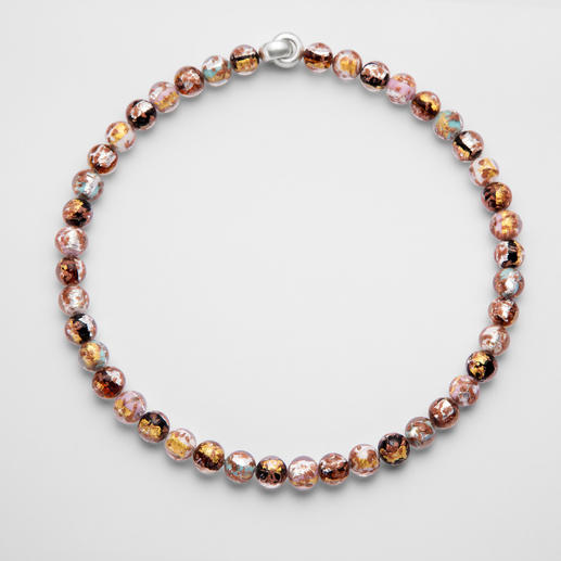 Murano-Perlencollier Venezianische Pracht: Schimmerndes Gold und Silber, eingefangen von edlen Perlen aus Murano-Glas.