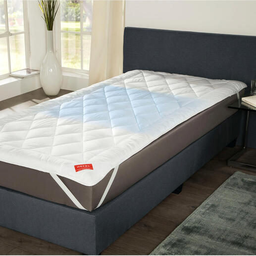 Hefel Cool Unterbett auf einem Bett in einem hellen Raum.