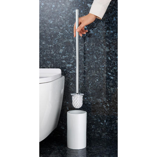 WC-Bürstengarnitur mit extralangem Stiel Angenehmerer Abstand. Und kein tiefes Bücken mehr. Hygienisch im Halter eingeschlossen.