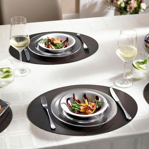 Zwei elegante Platzsets mit gedecktem Tisch.