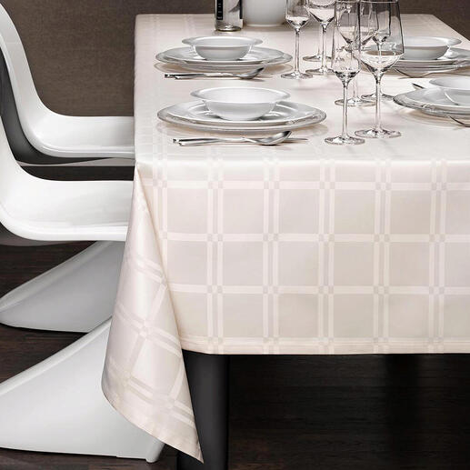 Elegante gedeckte Tafel mit fleckabweisender Tischdecke.