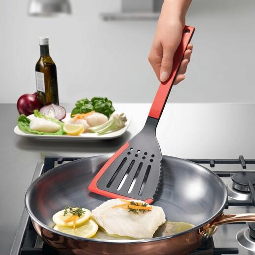 Pfannenwender „Flip it“ beim Wenden eines Fischfilets.