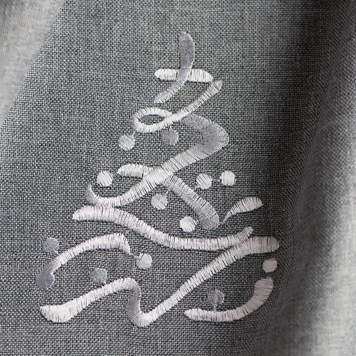 Wie kunstvoll skizziert, formen schimmernd gestickte Bandeaux die stilisierten, ca. 11 x 8,5 cm großen, kugelgeschmückten Tannenbäume.