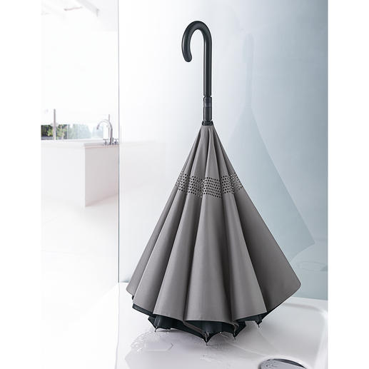 Senkrecht aufgestellt können Sie den Schirm platzsparend in der Dusche trocknen. Senkrecht aufgestellt können Sie den Schirm platzsparend in der Dusche trocknen.