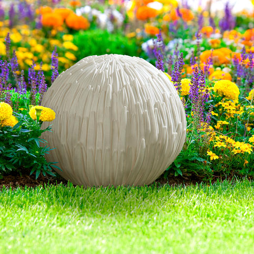 In vielen Kulturkreisen Asiens wird die Chrysantheme verehrt. In China z.B. gilt sie als Sinnbild für langes Leben, Bescheidenheit und den Erhalt der Schönheit. In Japan ist die Chrysantheme sogar nationales Symbol: Die gelbe Blüte steht für Sonne und Licht. In vielen Kulturkreisen Asiens wird die Chrysantheme verehrt. In China z.B. gilt sie als Sinnbild für langes Leben, Bescheidenheit und den Erhalt der Schönheit. In Japan ist die Chrysantheme sogar nationales Symbol: Die gelbe Blüte steht für Sonne und Licht.