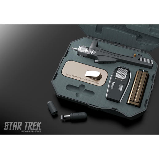 Stilsicher bewahren Sie Ihren Star Trek Phaser geschützt gegen Kratzer und Stöße im mitgelieferten Koffer auf. Stilsicher bewahren Sie Ihren Star Trek Phaser geschützt gegen Kratzer und Stöße im mitgelieferten Koffer auf.