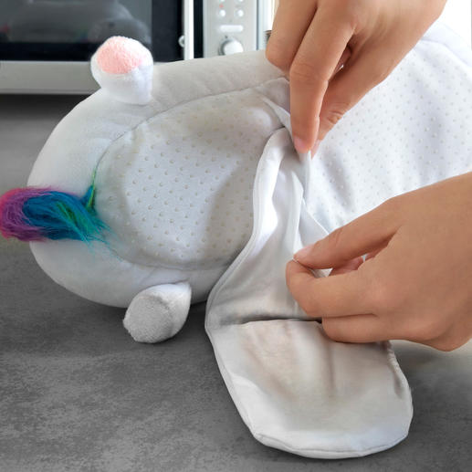 Mit wenigen Handgriffen platzieren Sie das Wärmekissen in der Sohle Ihrer neuen Einhorn-Hausschuhe. Mit wenigen Handgriffen platzieren Sie das Wärmekissen in der Sohle Ihrer neuen Einhorn-Hausschuhe.