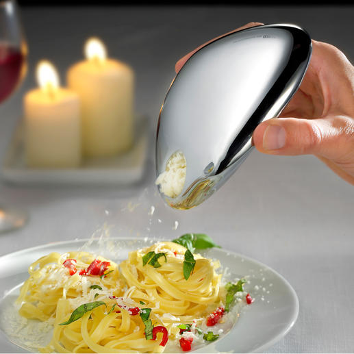 Über die Schüttöffnung lässt sich der Käse präzise auf dem Pastagericht, Salat, Carpaccio, ... dosieren. Über die Schüttöffnung lässt sich der Käse präzise auf dem Pastagericht, Salat, Carpaccio, ... dosieren.