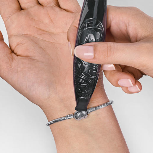 Ob Rechts- oder Linkshänder, das Armbandschließen ist kein Problem mehr. Ob Rechts- oder Linkshänder, das Armbandschließen ist kein Problem mehr.
