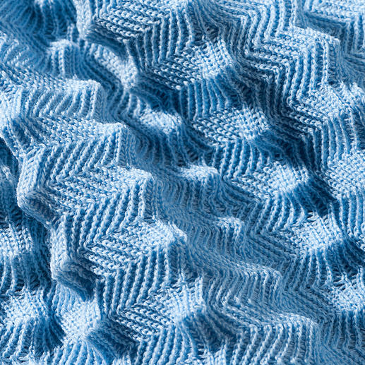 Besonders außergewöhnlich: bis zu 13 mm hohe Zacken sind aufwändig in die Decke eingestrickt. Besonders außergewöhnlich: bis zu 13 mm hohe Zacken sind aufwändig in die Decke eingestrickt.