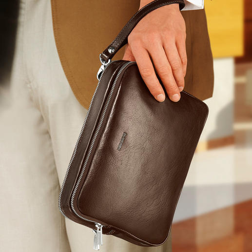 Mit der Leder-Schlaufe können Sie die Tasche bequem um Ihr Handgelenk tragen. Mit der Leder-Schlaufe können Sie die Tasche bequem um Ihr Handgelenk tragen.