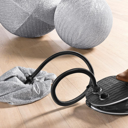 Innenball aus Kunststoff, mit Ventil für handelsübliche Luftpumpen. Innenball aus Kunststoff, mit Ventil für handelsübliche Luftpumpen.