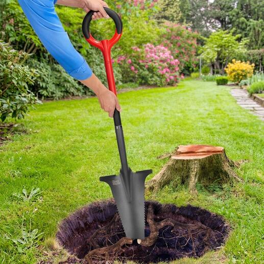 Person hebt einen Spaten mit Wurzelsäge zur Gartenarbeit.