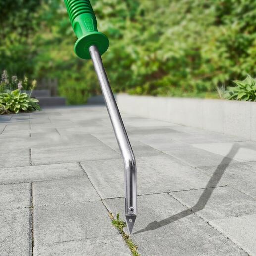 Fugenkratzer mit V-Schneide auf einem gepflasterten Weg.
