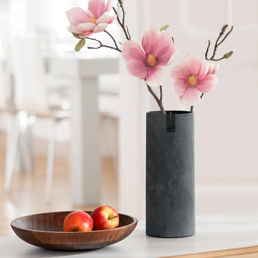 Die schlanke Vase ist ideal auch für langstielige Blüten. Die schlanke Vase ist ideal auch für langstielige Blüten.
