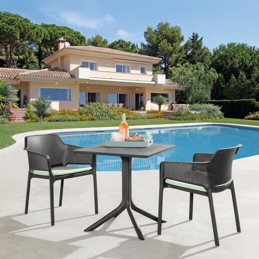 Gartensitzgruppe mit Tisch und zwei Stühlen am Pool